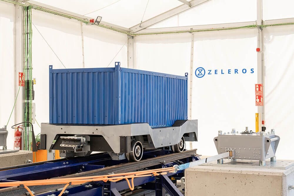 Small-scale Zeleros SELF prototype body carrying a container on the test track
